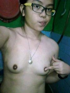 Nude Asian cam girl teases you on live cams